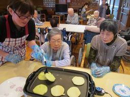 料理活動をする人々
