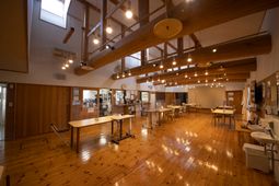 木のぬくもりある共有スペース