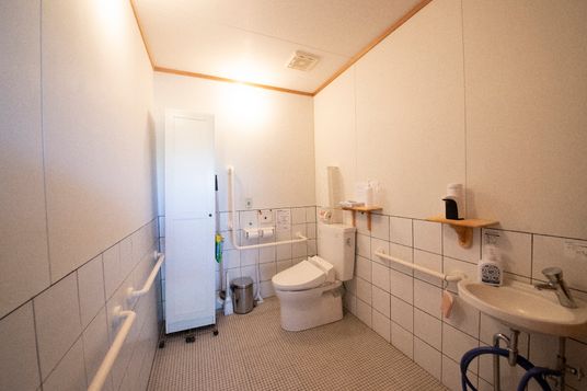 バリアフリー設計のトイレ