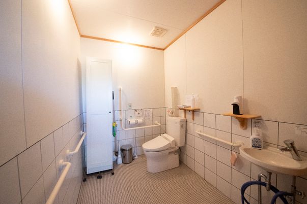 施設の写真 完全にバリアフリー化され、手すりが完備されているトイレ