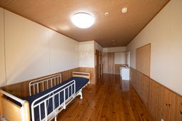 居室のベッドと洗面台