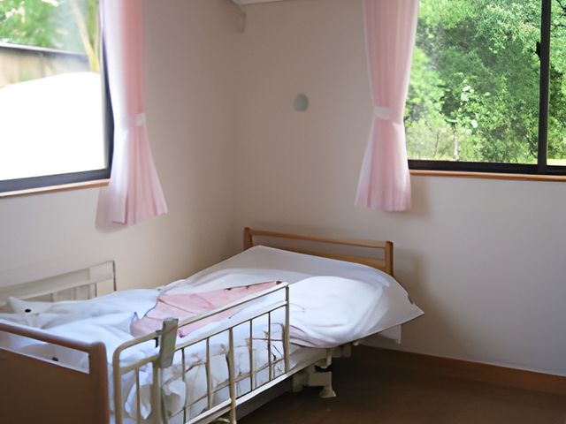木々が見える居室 居室 大きな窓から自然光が差し込み、明るい雰囲気の個室です。静かな時間を過ごせます。