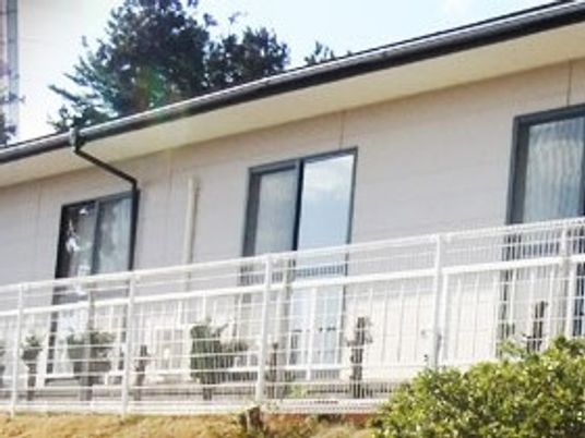 白い建物の外観  