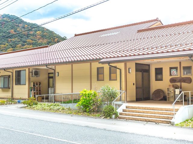 自然に囲まれた建物 外観 自然豊かな環境が魅力の施設外観です。リラックスしやすい雰囲気を提供しています。