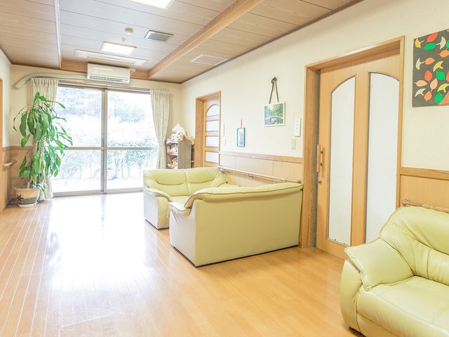 明るい廊下 廊下 自然光がたっぷり入る明るい空間の廊下です。快適でリラックスできる環境が整っています。