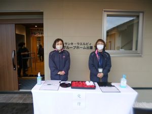 受付に立つ職員2人のエントランス  