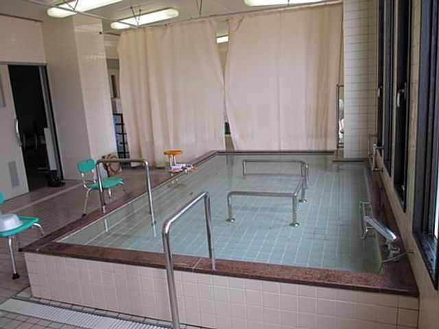 ゆとりのある浴室 浴室 広々とした設計の浴室です。手すりや椅子も完備し、安心してご利用頂ける空間となっております。