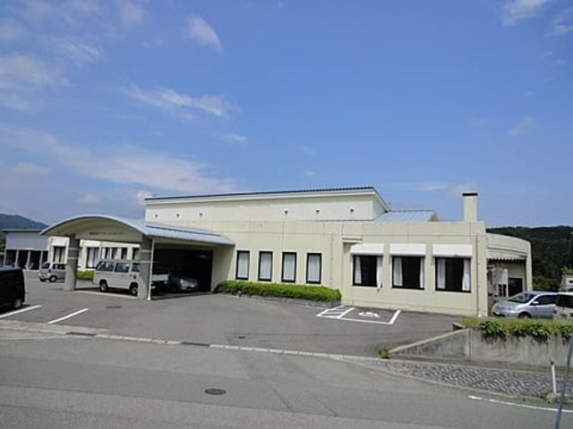 ゆったりした外観 外観 開放感のある建物前は駐車スペースも広く、来訪者の利便性を考えた設計です。