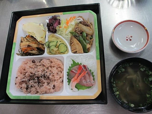 栄養バランスの取れた料理 食堂 手作りの温かい食事を提供しており、健康を考えた献立で皆様をお待ちしています。