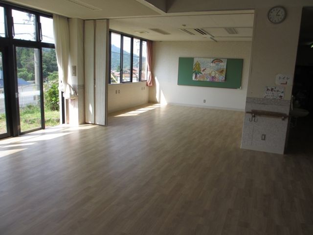 明るい共有空間 リビング リビング   大きな窓から光が入る、開放感のあるリビングです。広い床面で、ゆったり過ごしやすそうです。