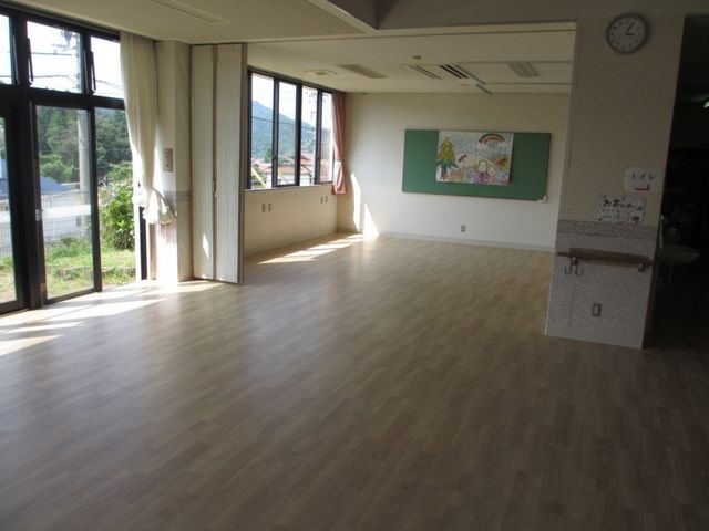明るい共有空間 リビング リビング   大きな窓から光が入る、開放感のあるリビングです。広い床面で、ゆったり過ごしやすそうです。