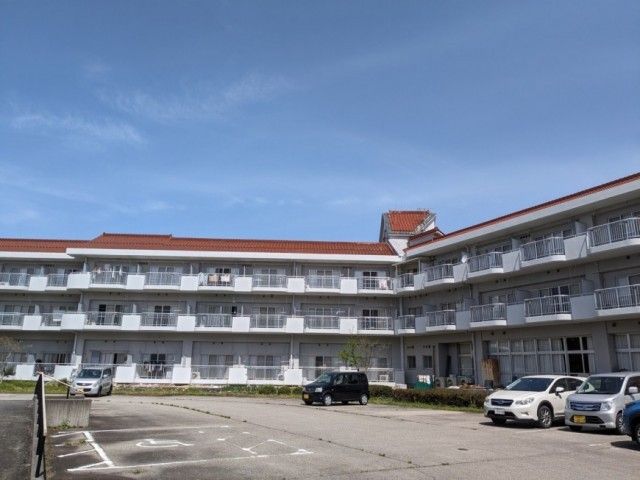 施設の外観 外観   青空の下に、赤い屋根が映える3階建ての建物です。前面には駐車スペースがあり、出入りしやすそうです。
