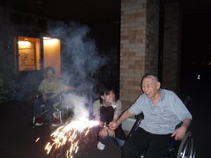 楽しむ人々の屋外イベント