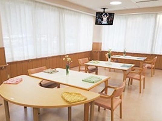 明るい食堂のテーブル配置  
