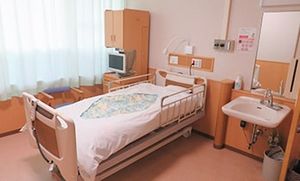 ベッドと洗面台の室内
