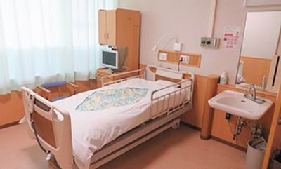 ベッドと洗面台の室内