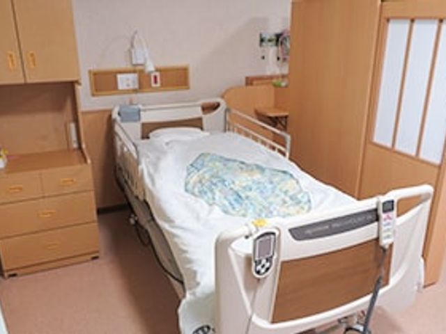 ベッドがある居室 居室 プライベートを大切にするため、使いやすいベッドが配置された居室です。清潔感が漂います。