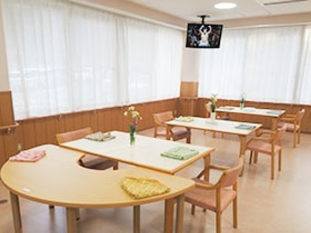 明るいリビング空間 リビング 自然光がたっぷりと差し込む広々とした空間です。リラックスしながら仕事ができる職場です。