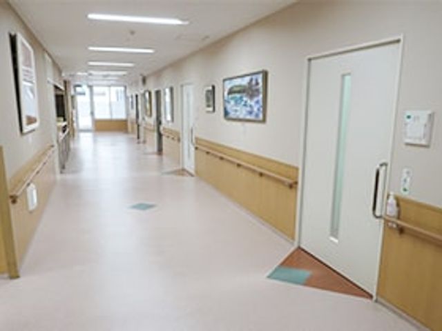 幅の広い廊下 廊下 明るく広い廊下は、手すりが設置されており、安心して移動できます。