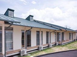 一列に並んだ清潔な建物