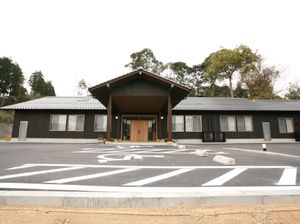 木造のエントランス外観