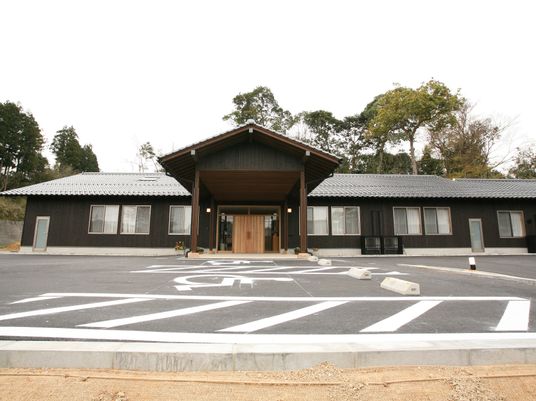 木造のエントランス外観