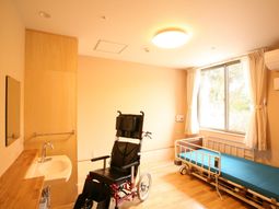 車椅子とベッドのある部屋