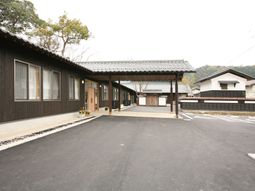 落ち着いた外観の建物