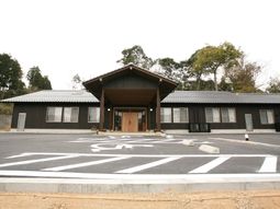 施設の落ち着いた外観