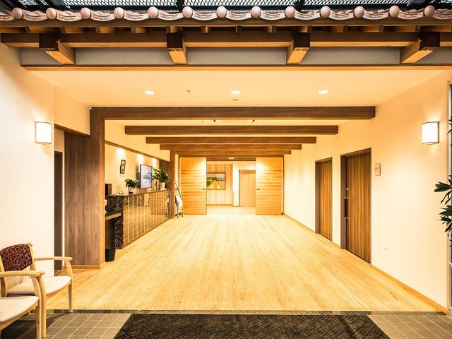 広々とした廊下 廊下 温かみのある木材を使用した広々とした廊下は、自然光がたっぷりと差し込む明るい空間です。