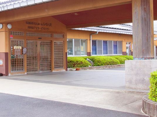 施設の正面入口  