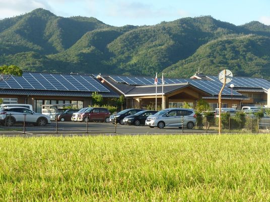 山並み背景の外観  