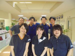 笑顔の職員が並ぶロビー  