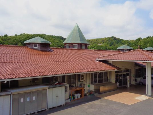 赤い屋根の外観  