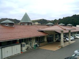 広い駐車場の建物外観