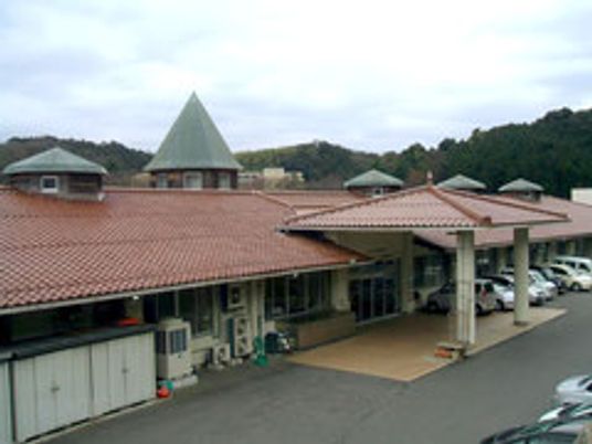 広い駐車場の建物外観