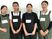 エプロン姿の職員4人  