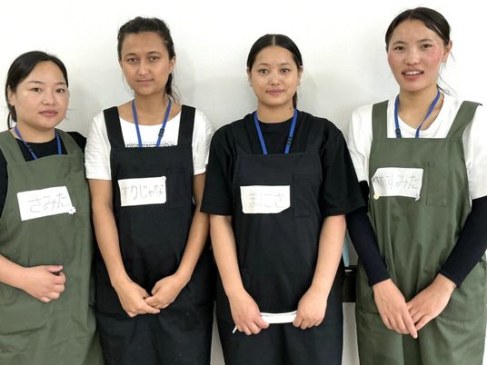 エプロン姿の職員4人  