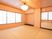 窓を広く取っているため部屋全体に日光が入りとても明るい。和風モダンの照明が落ち着いた空間を作っている。