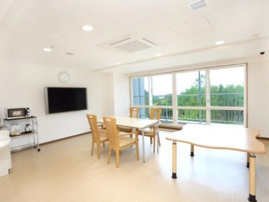 大きなフロアにはテーブルが２台と椅子が置かれている。レンジやポットがある。壁にはテレビもあり鑑賞することもできる。