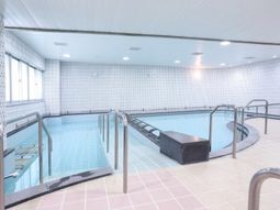 清潔なプールの浴室