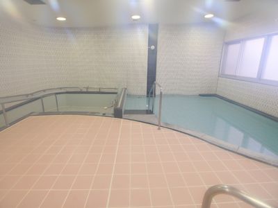 手すり付き清潔な浴室