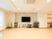 空調の付いた広い部屋があり、壁に大型テレビが設置されている。テレビの近くには、回転椅子やキャスター付きのワゴンが並べられている。