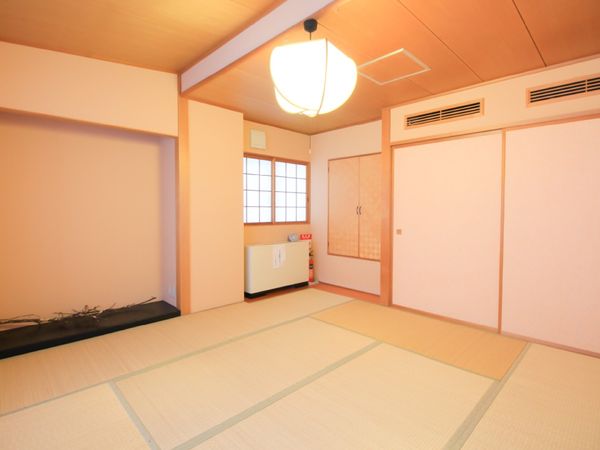 明るい和室の居室