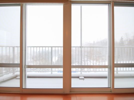 掃き出し窓の外は縁が柵状になった広いベランダになっており、部屋内からも木々生い茂る自然豊かな景色を望める。