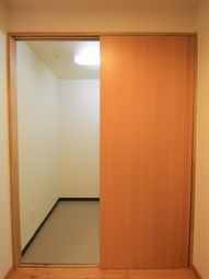 清潔な居室のドア