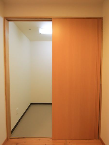 清潔な居室のドア