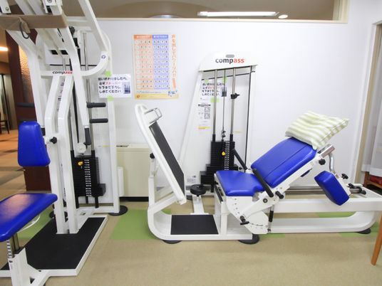 誰にでも活用できるよう、開けた場所に訓練機器を設置している。上半身と下半身どちらも鍛えられる機器が用意されている。