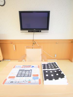 テレビとカラオケ機器のある部屋