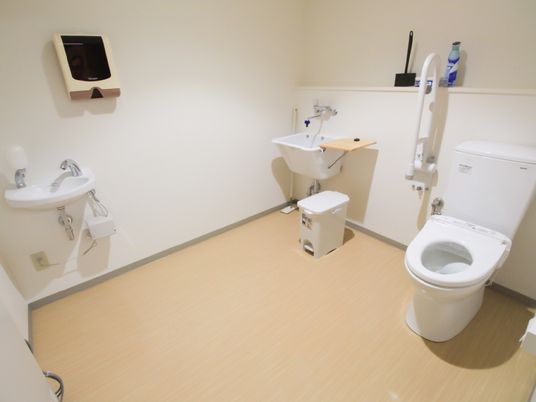 トイレは広いスペースが確保され、清潔に保たれている。要所に手すりも設置されているため、安心して利用することができる。